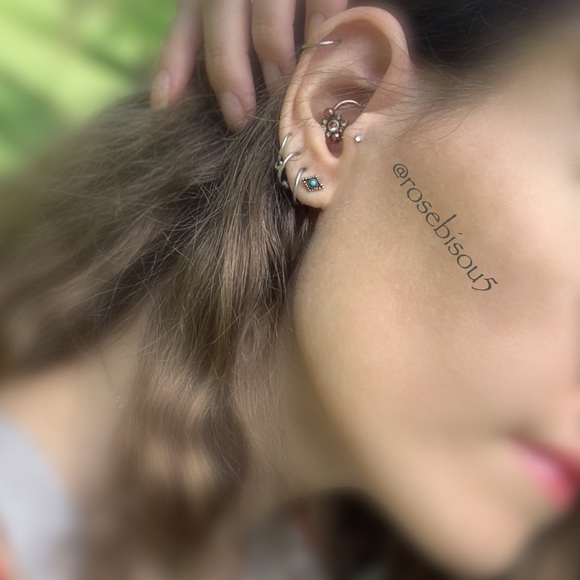 💋🆕Super Dainty Silver + Turquoise Stud Earrings - Picture 5 of 8